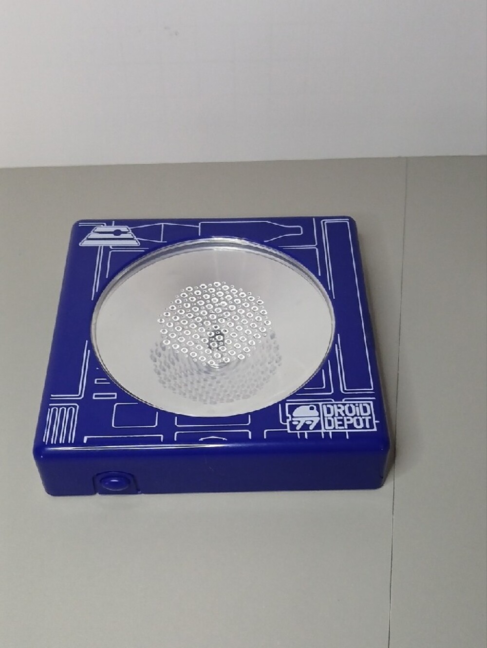 Droid Depot R2-D2 Figurine with Light-up Platform - Picture 3 of 8